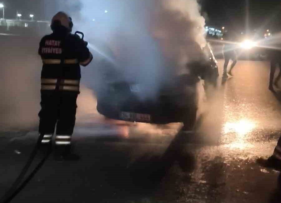 Hatay'ın Antakya ilçesinde seyir halindeki bir otomobilin motor kısmı yanmaya