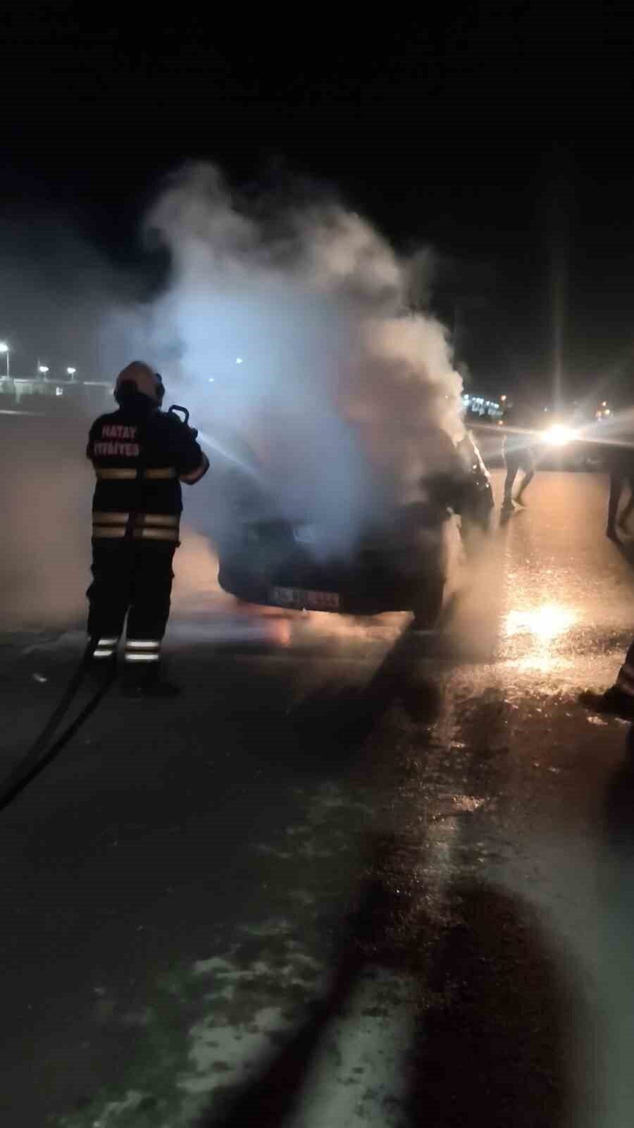 Hatay'ın Antakya ilçesinde seyir halindeki bir otomobilin motor kısmı yanmaya