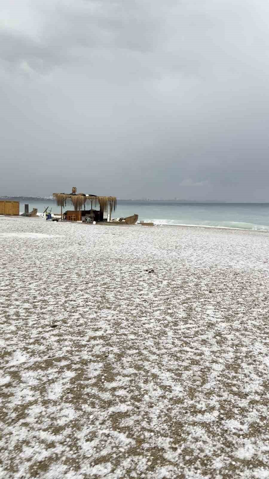Antalya'da aniden başlayan şiddetli yağış, dolu ve fırtına kenti olumsuz