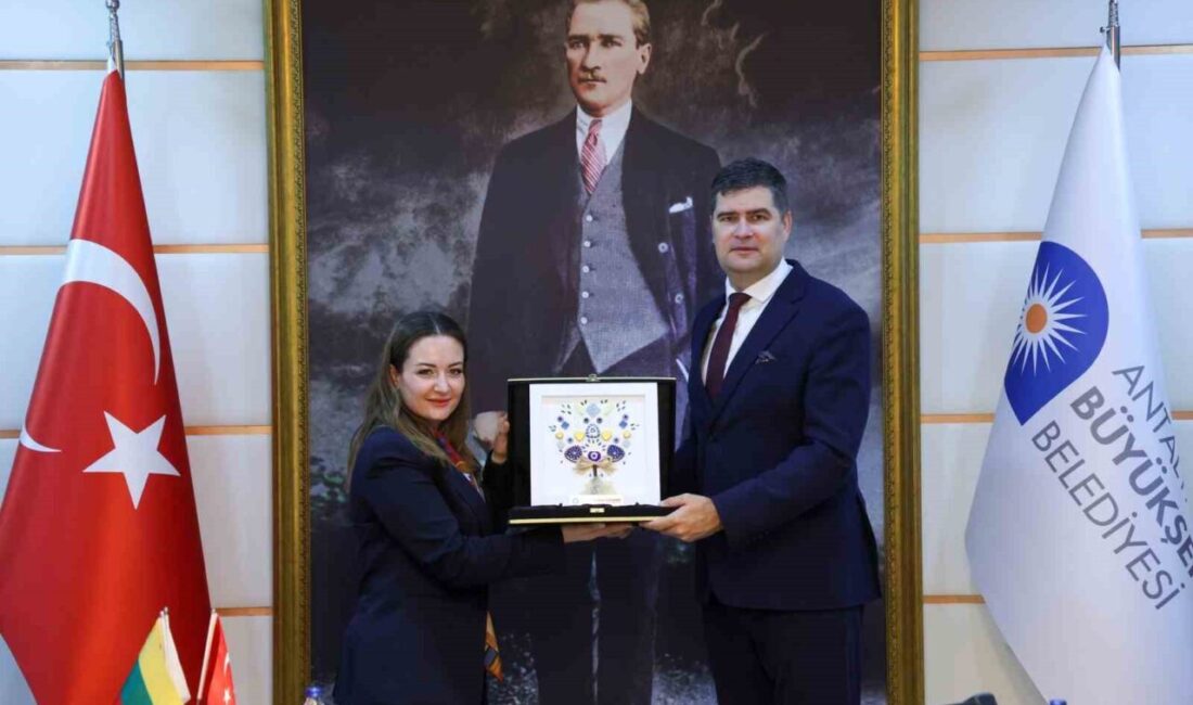 Litvanya'nın Venionys Belediye Başkanı Rimantas Klipius, Antalya'da Büşra Özdemir ile