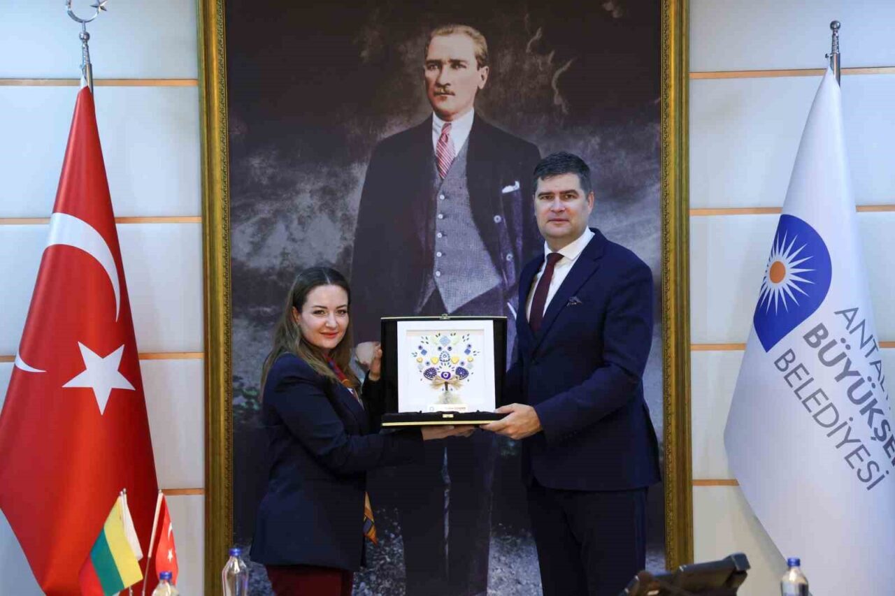 Litvanya'nın Venionys Belediye Başkanı Rimantas Klipius, Antalya'da Büşra Özdemir ile