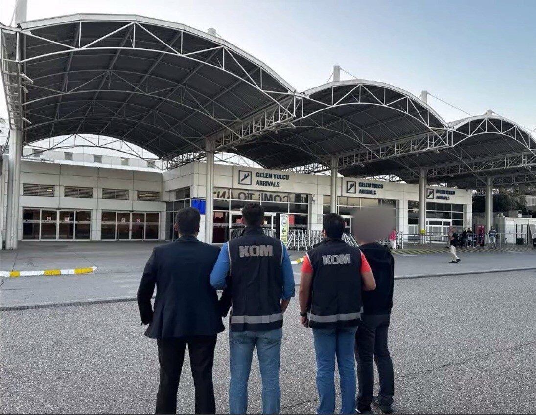 Antalya Havalimanı Gümrük Müdürlüğü'nde imha edilmesi gereken malzemeleri zimmetine geçirip