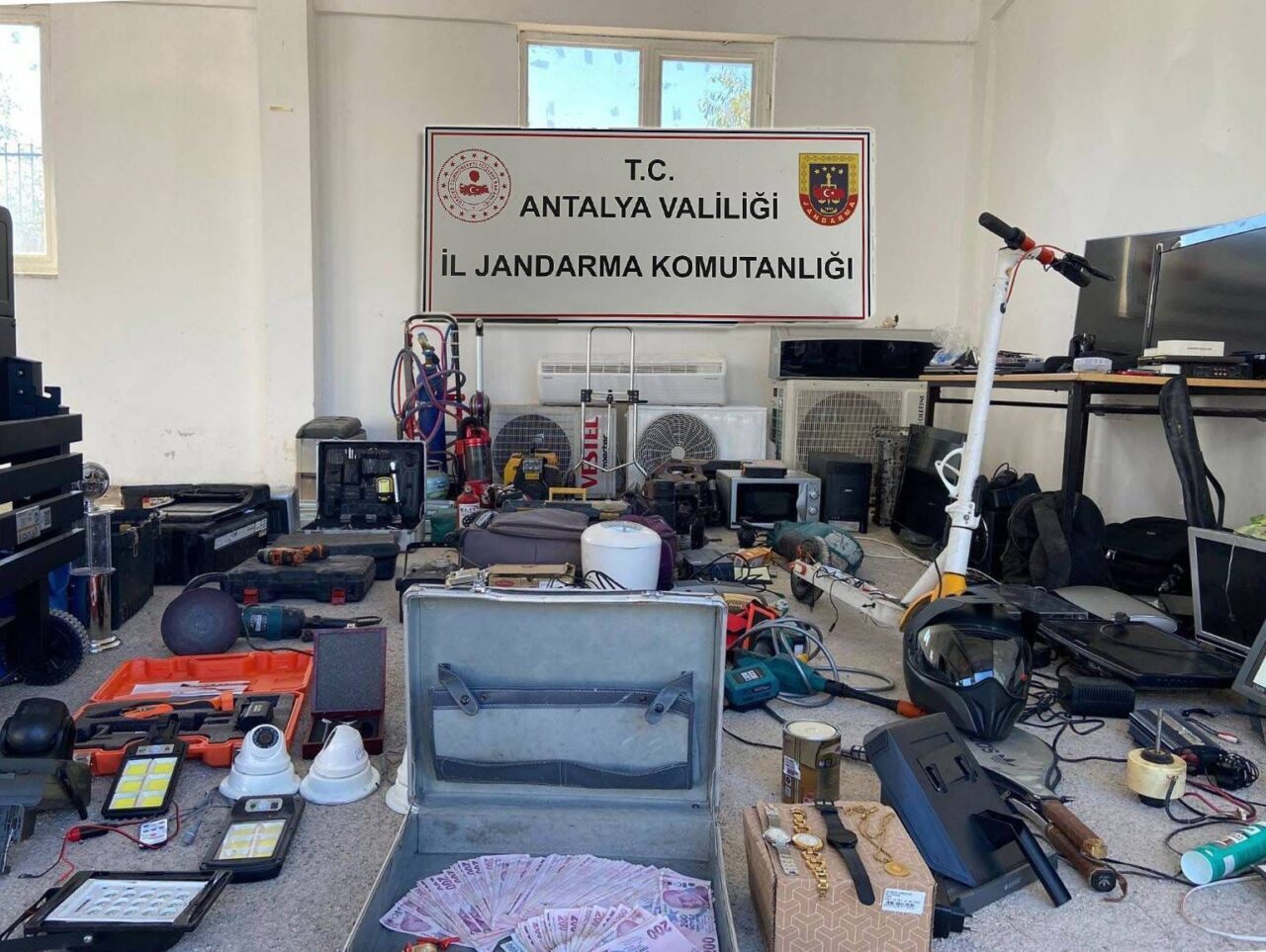 Antalya'da, toplam 10 evden hırsızlık yapmakla suçlanan M.D. adlı şüpheli,