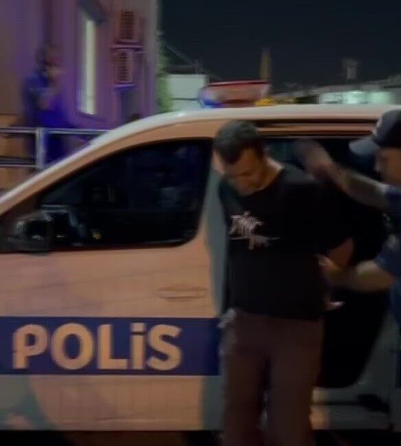 Antalya’da Hırsızlıktan Aranan Şahıs Adana’da Yakalandı, Cezaevine Gönderildi Antalya'da hırsızlıktan 21 yıl hapis cezası bulunan İ.K., Adana'da devriye