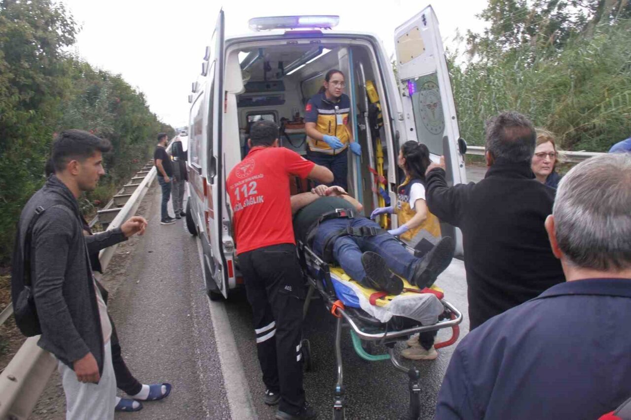 Antalya'nın Serik ilçesinde meydana gelen zincirleme kazada, 4 araç birbirine