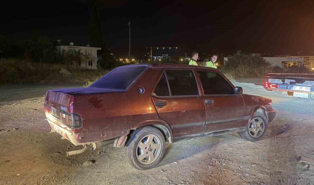 Antalya'nın Gazipaşa ilçesinde alkollü bir sürücü, kapalı bir yolda bariyerlere