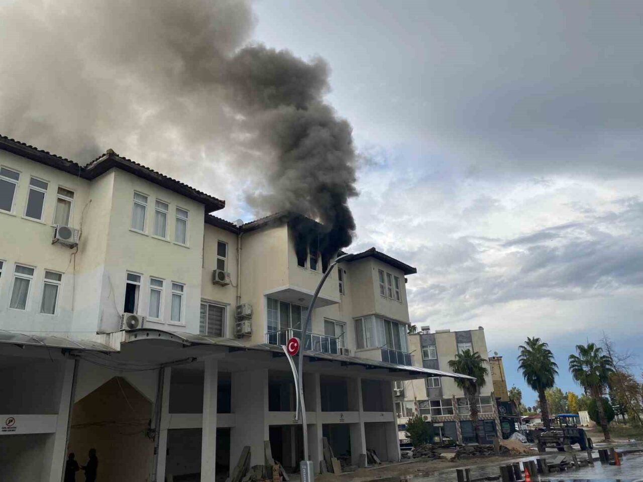 Antalya'nın Serik ilçesindeki Belek'te bir bina yangınında ikinci katındaki daire