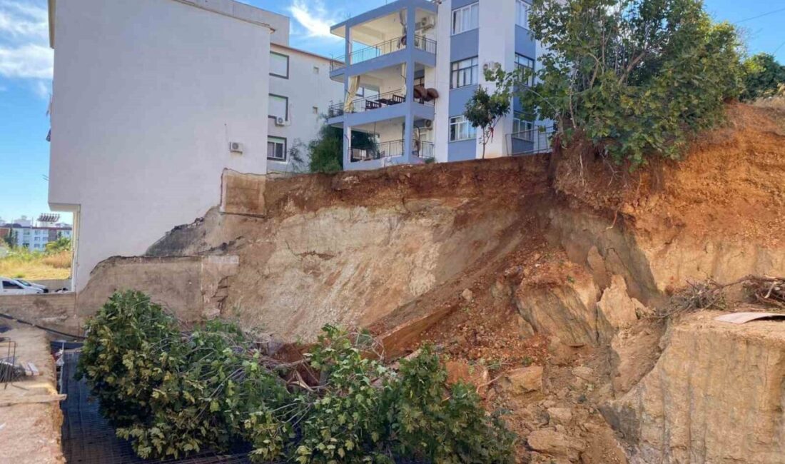 Antalya'nın Serik ilçesinde, inşaat kazısı nedeniyle yaşanan toprak kaymaları ev