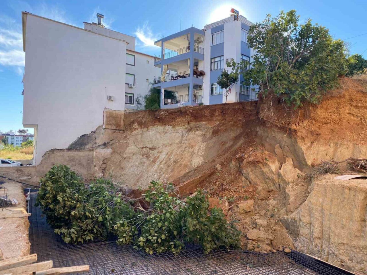 Serik’te İnşaat Alanında İki Kez Yaşanan Toprak Kaymaları Tahliye Sürecini Tetikledi