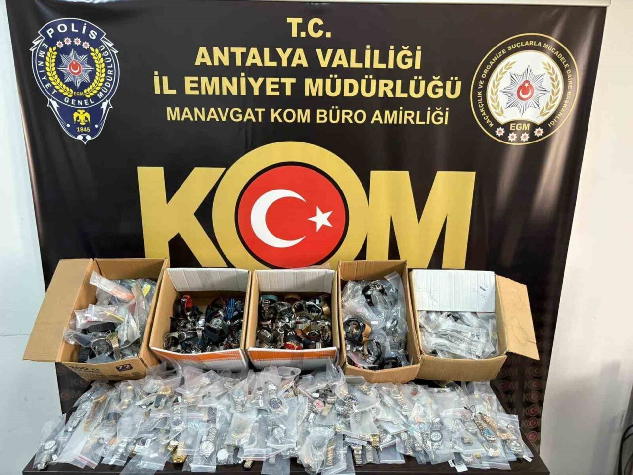 Antalya'da polis, bir haftada düzenlediği operasyonlarda suç örgütlerine yönelik 5