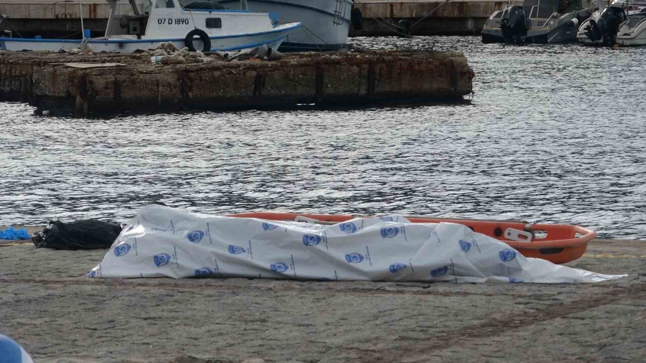 Antalya'nın Muratpaşa ilçesinde denizde bulunan kimliği belirsiz bir erkek cesedi,