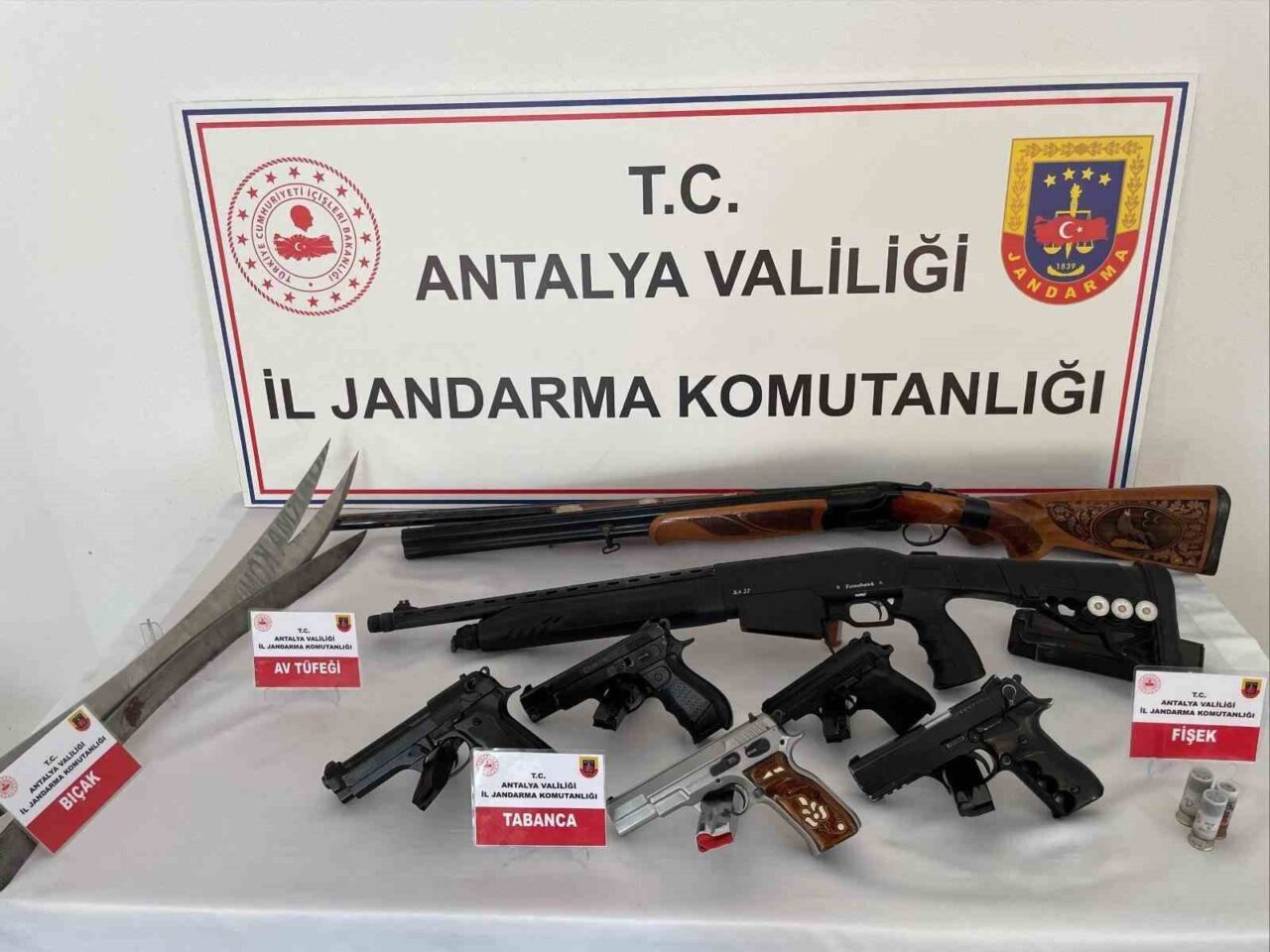Antalya İl Jandarma Komutanlığı, Gazipaşa'da gerçekleştirdiği operasyonda, ruhsatsız silahlar bulunduran
