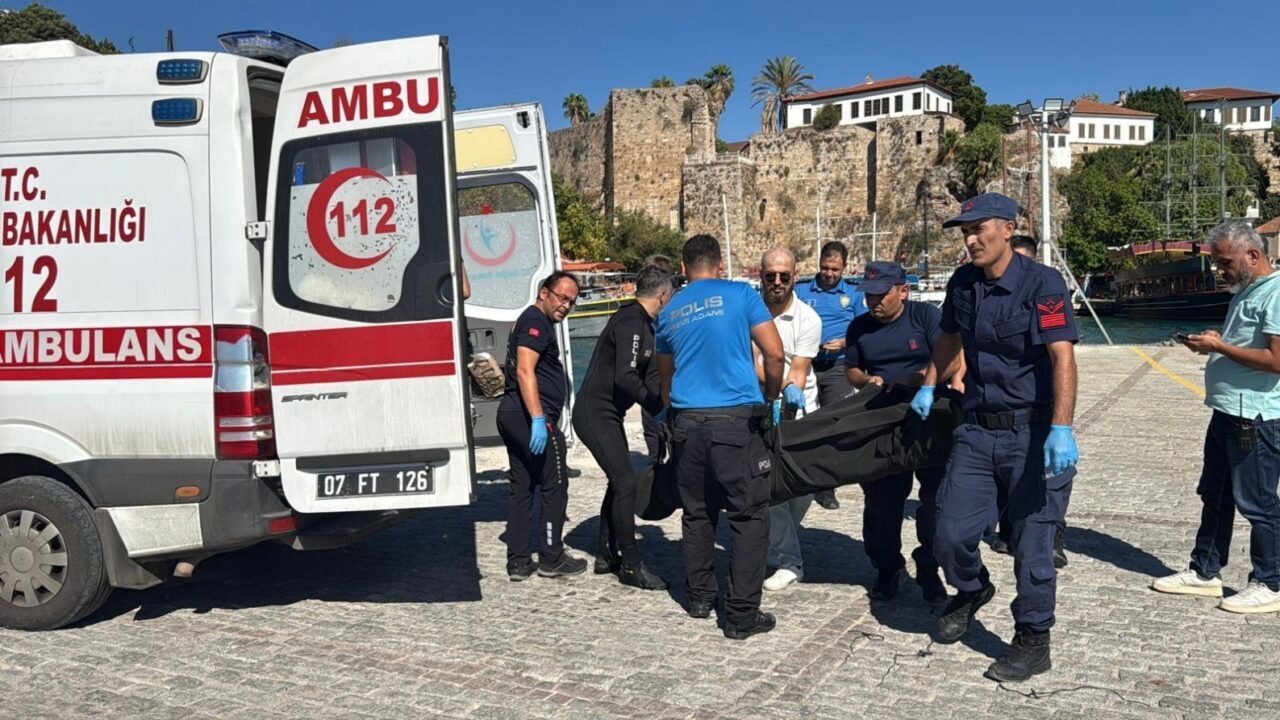 Antalya'nın Çağlayan Mahallesi'nde, jetski kullanan vatandaşların ihbarıyla 35 metrelik falezlerden