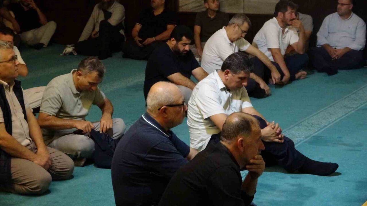 Antalya Muratpaşa Camii'nde düzenlenen programda yatsı namazının ardından dualar edildi.