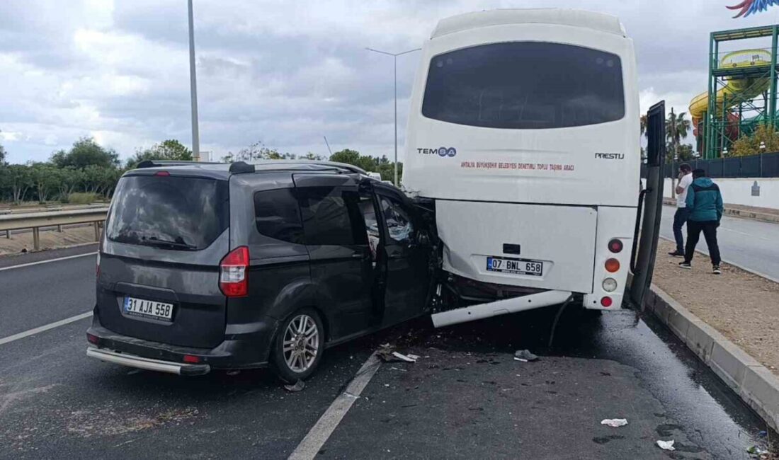 Manavgat’ta hafif ticari aracın yolcu midibüsüne çarpması sonucu iki kişi yaralandı, birinin durumu ağır! Antalya'nın Manavgat ilçesinde hafif ticari araç, yolcu midibüsüne arkadan çarpmasıyla