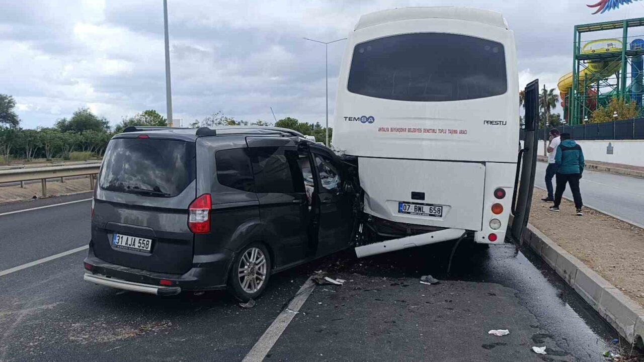 Antalya'nın Manavgat ilçesinde hafif ticari araç, yolcu midibüsüne arkadan çarpmasıyla