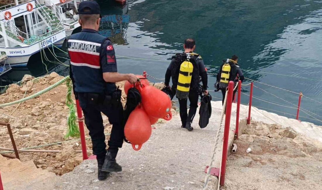Antalya'nın Manavgat ilçesindeki Oymapınar Baraj Gölü'nde, Alanya'dan tekne turuna katılan