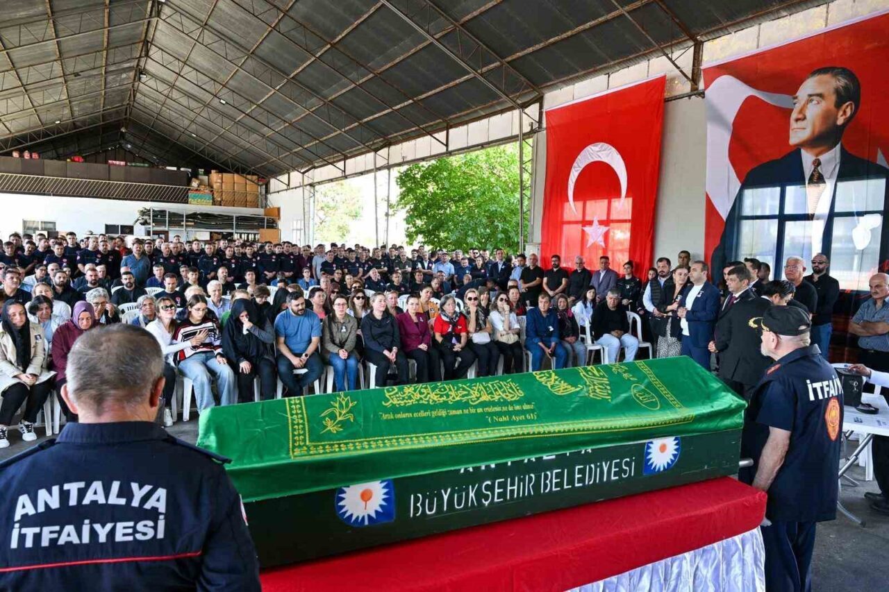 Antalya'da kalp krizi nedeniyle hayatını kaybeden Levent Okutan için Gülveren'deki