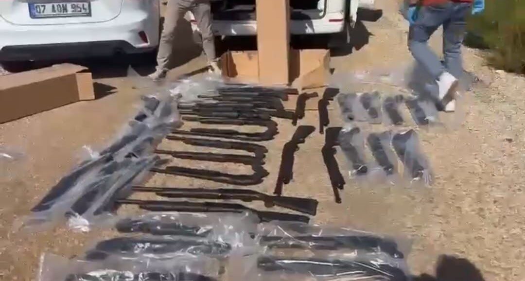 Antalya İl Jandarma Komutanlığı, Kepez'de ateşli silah ticareti yapan 4