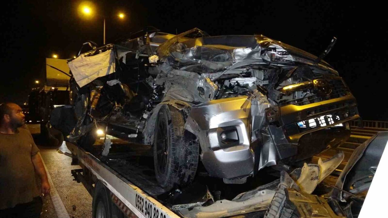 Antalya'nın Manavgat ilçesinde seyir halindeki Osman B.'nin kullandığı pikap, Mahmut