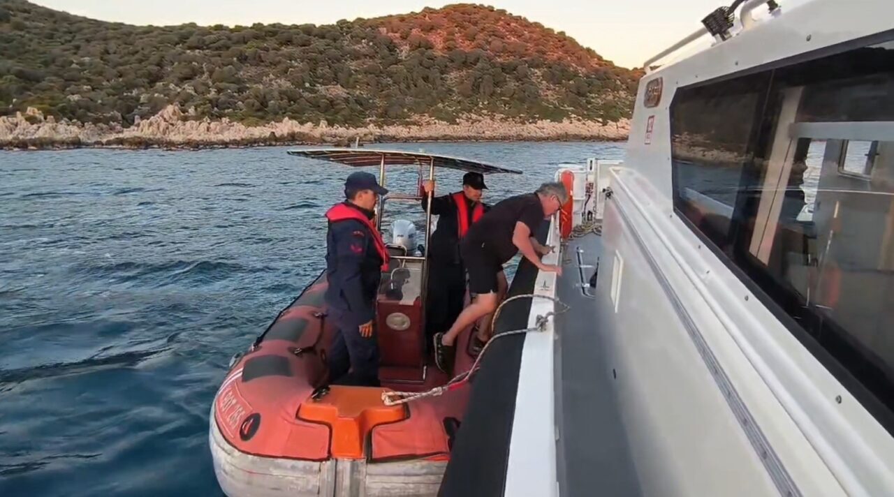 Antalya'nın Kaş ilçesinde kayalık alanda mahsur kalan Almanya vatandaşı 68