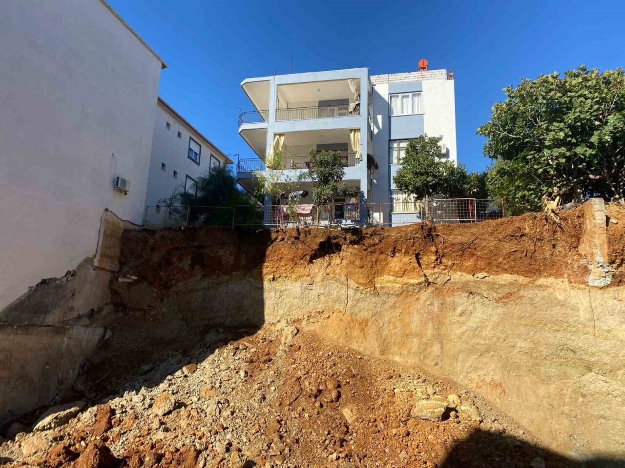 Antalya'nın Serik ilçesinde bir inşaat alanında temel kazısı sırasında yaşanan