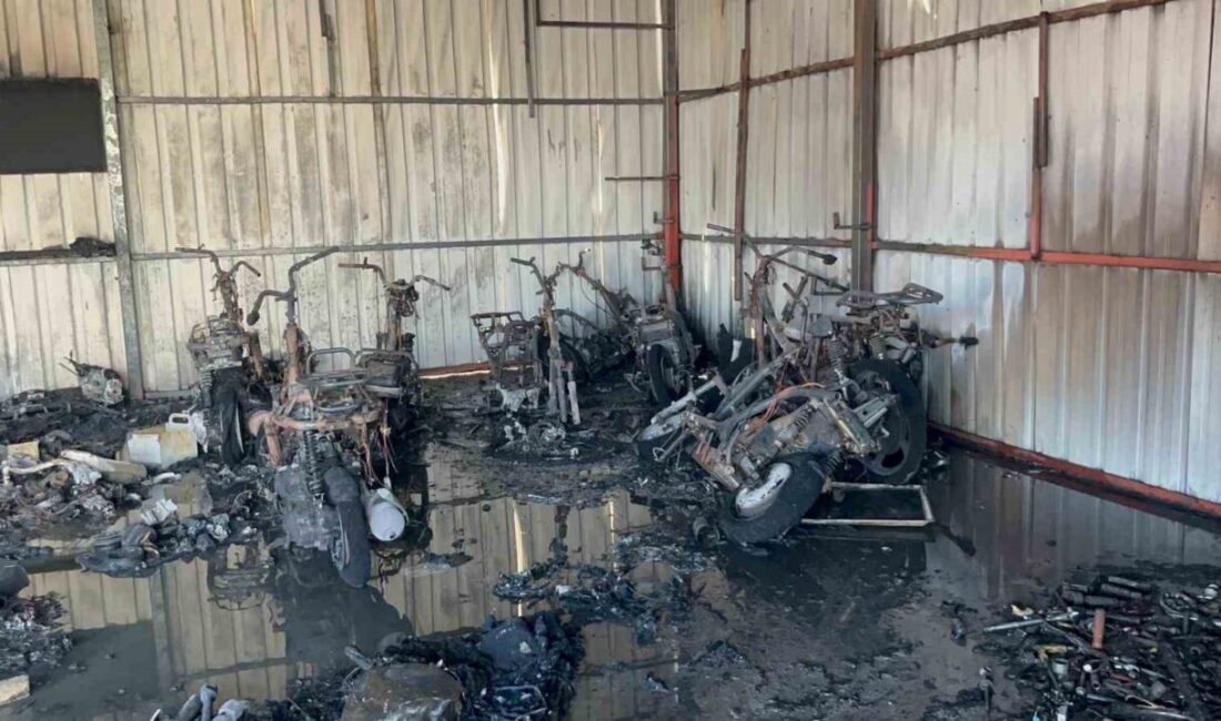 Alanya'da bir motosiklet servisinde çıkan yangında 10'dan fazla motosiklet yandı.