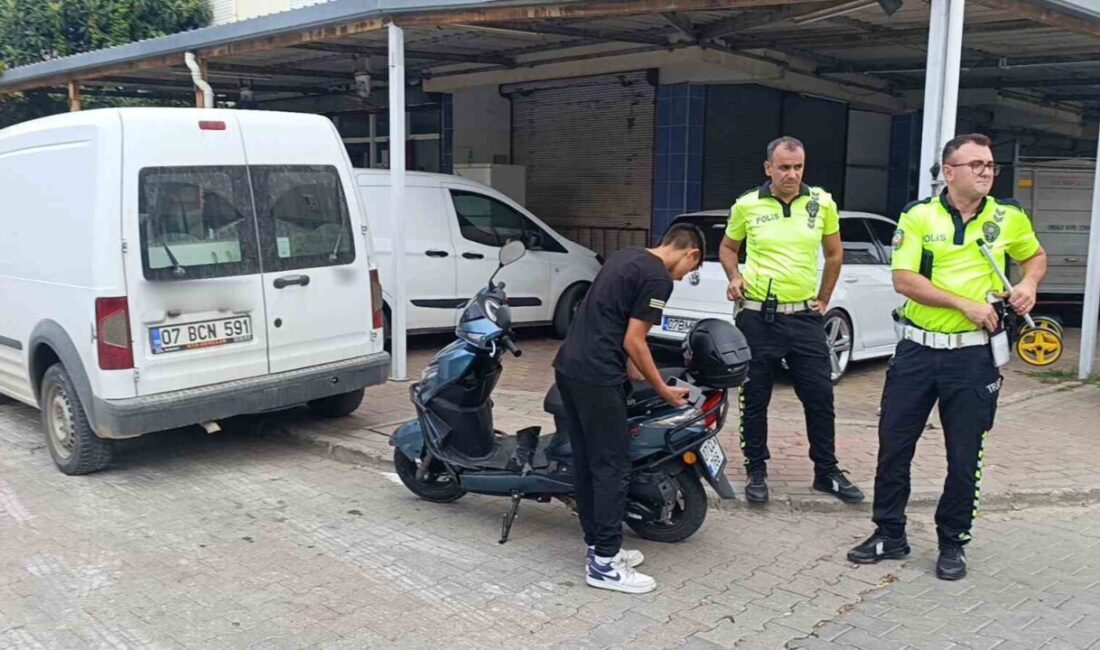 Antalya’da motosiklet kazasında 3 kişi yaralandı, güvenlik kamerası görüntüleri kaydedildi. Antalya'nın Manavgat ilçesinde iki motosikletin çarpışması sonucu Burak Y., Ömer