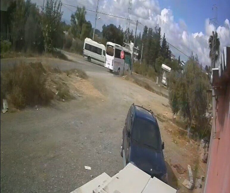 Manavgat’ta okul servisi ile midibüs çarpıştı, 7 öğrenci yaralandı Antalya'nın Manavgat ilçesinde okul servisi bir midibüsle çarpıştı. Şükrü Aydın