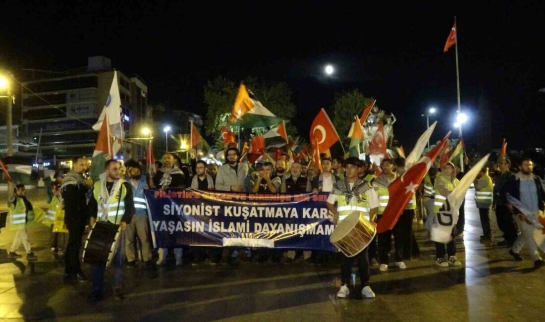 Antalya’da Yüzlerce Kişi, Gazze’ye Yardım Göndermek Üzere Yola Çıkan Özgürlük Filosu’na Destek İçin Bir Araya Geldi Antalya'da yüzlerce insan, Gazze'ye yardım ulaştırmak amacıyla yola çıkan Özgürlük