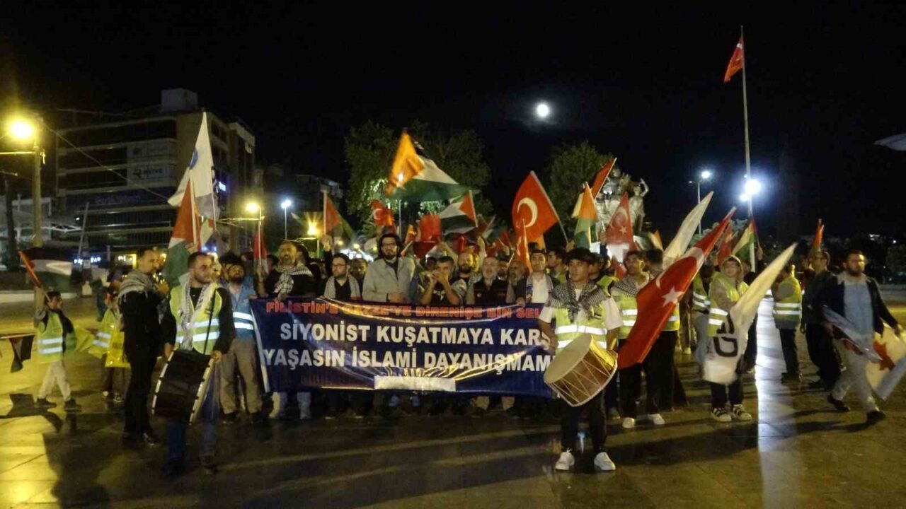 Antalya'da yüzlerce insan, Gazze'ye yardım ulaştırmak amacıyla yola çıkan Özgürlük