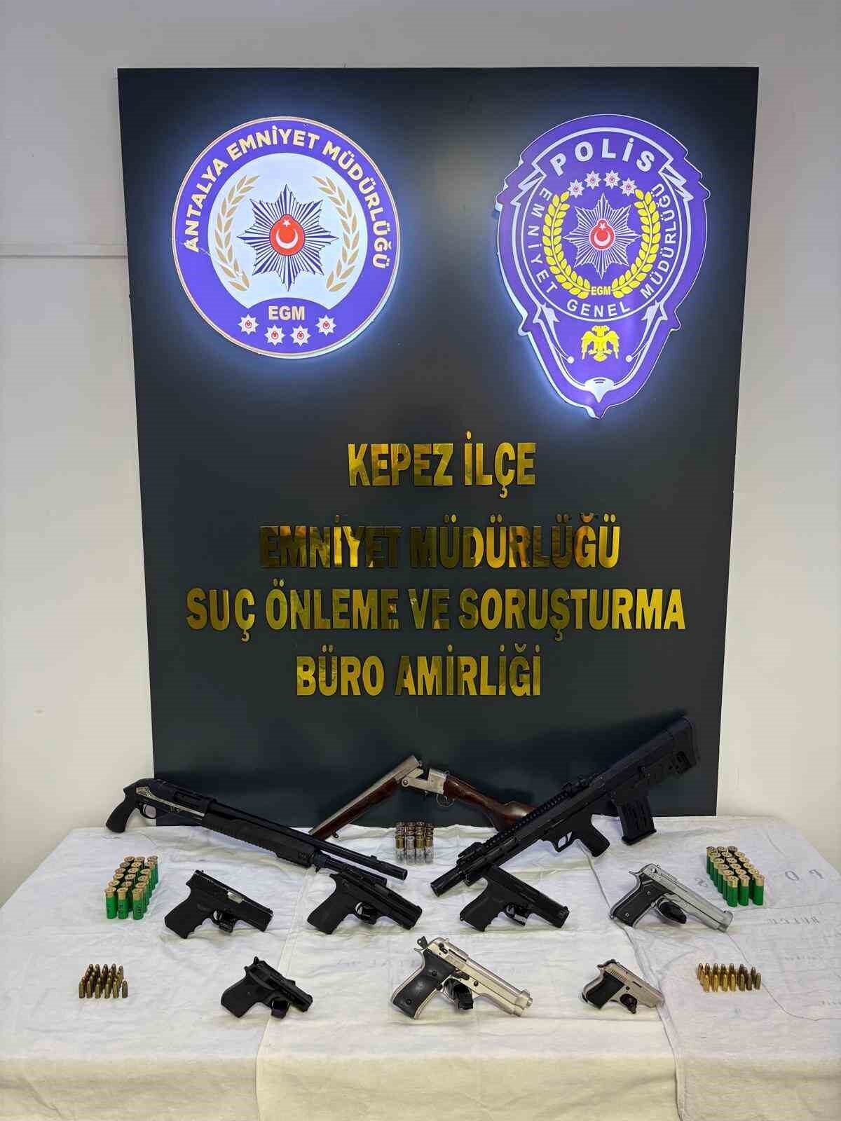 Antalya'nın Kepez ilçesinde gerçekleştirilen "Şafak 07 Huzur-6" operasyonunda, 20 ekip