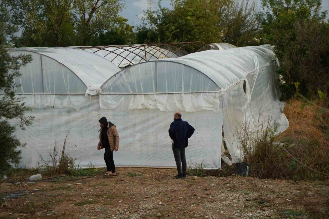Antalya'nın Aksu ilçesinde etkili olan sağanak yağış, yolları göle çevirirken,