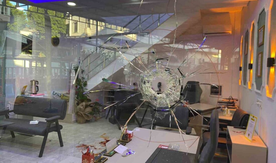 Antalya'nın Serik ilçesinde sabaha karşı bir gayrimenkul ofisinde meydana gelen