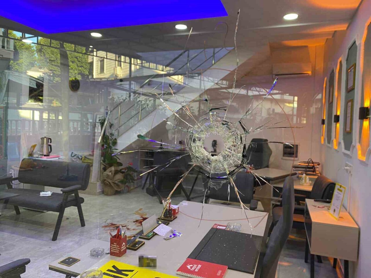 Antalya'nın Serik ilçesinde sabaha karşı bir gayrimenkul ofisinde meydana gelen