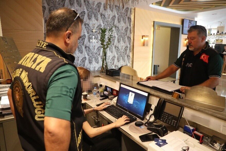 Antalya'da yapılan bir haftalık polis denetimlerinde 549 bin kişi sorgulandı,