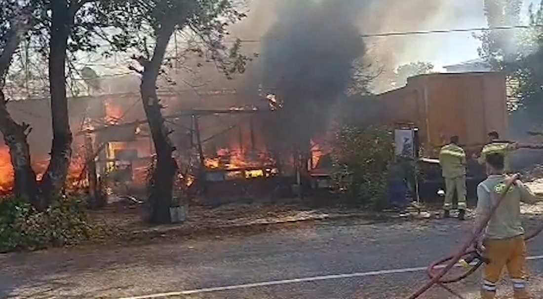 Antalya'nın Kemer ilçesinde E.Z. ait bir gözlemeci barakasında çıkan yangın,