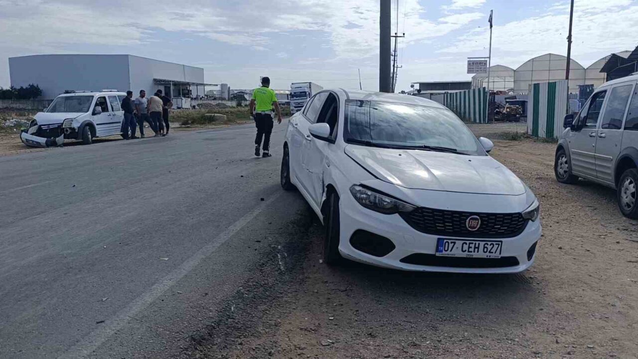 Manavgat’ta U Dönüşü Yapan Hafif Ticari Araç, Otomobil İle Çarpıştı: 1 Yaralı