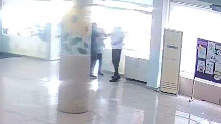 Antalya’da bir öğretmene veli tarafından saldırı düzenlendi, şikayet üzerine gözaltına alınan veli tutuklandı.