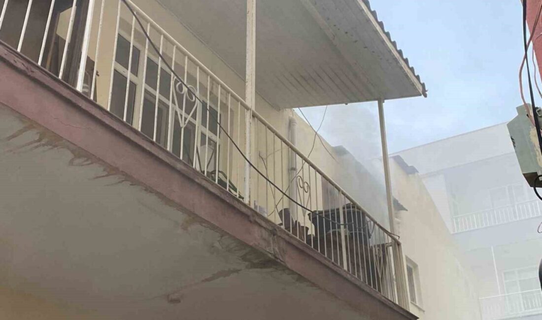 Antalya'nın Serik ilçesinde bir evde çıkan yangında, itfaiye ekipleri muhabbet