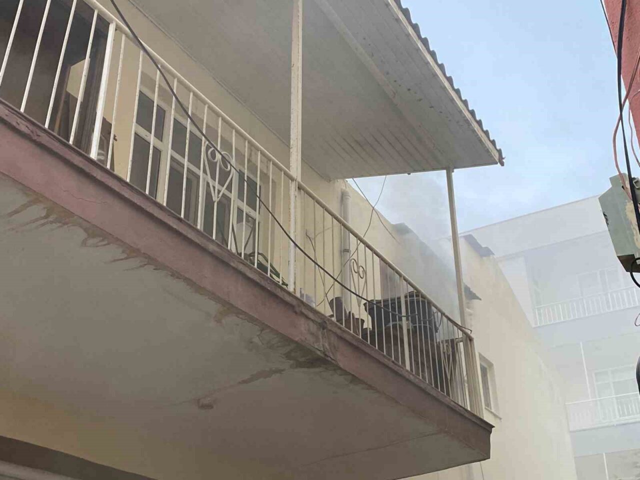 Antalya'nın Serik ilçesinde bir evde çıkan yangında, itfaiye ekipleri muhabbet