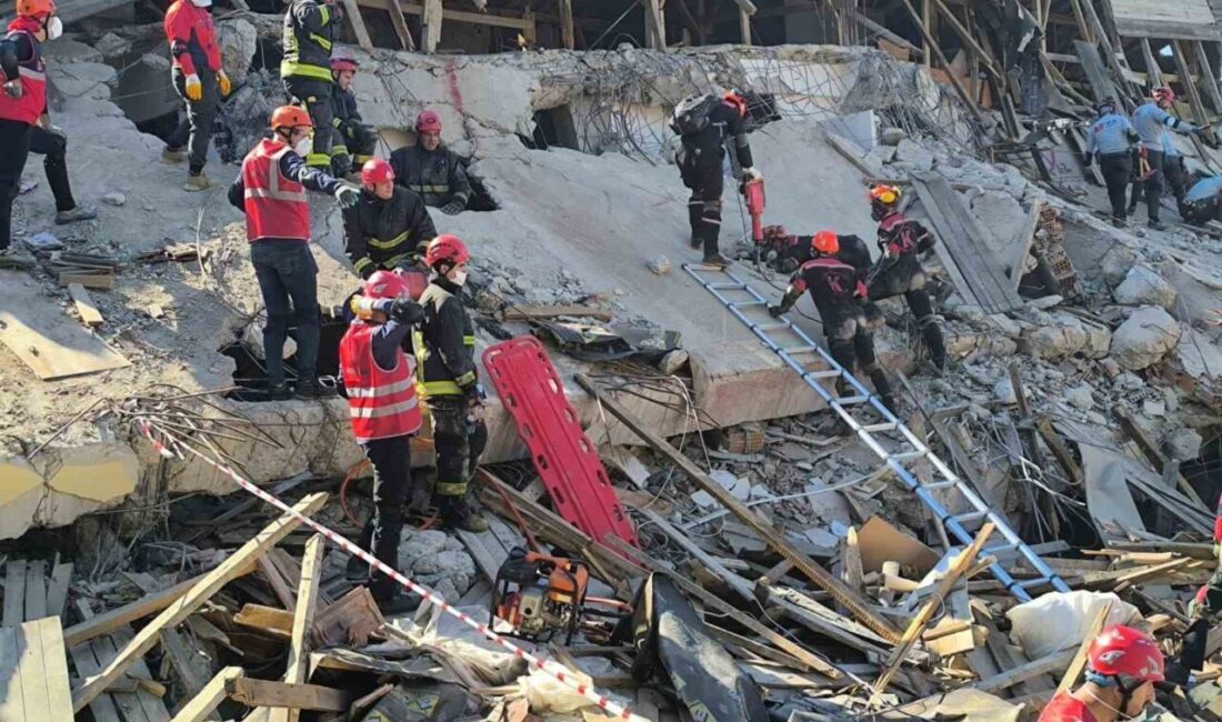 Gazipaşa’da Yıkılan Okul Enkazında Gerçekleştirilen Deprem Tatbikatı, Hayatta Kalma Stratejileriyle Desteklendi Antalya'nın Gazipaşa ilçesinde, yıkılan Beyrebucak İlk ve Ortaokulu'nun enkazında 90