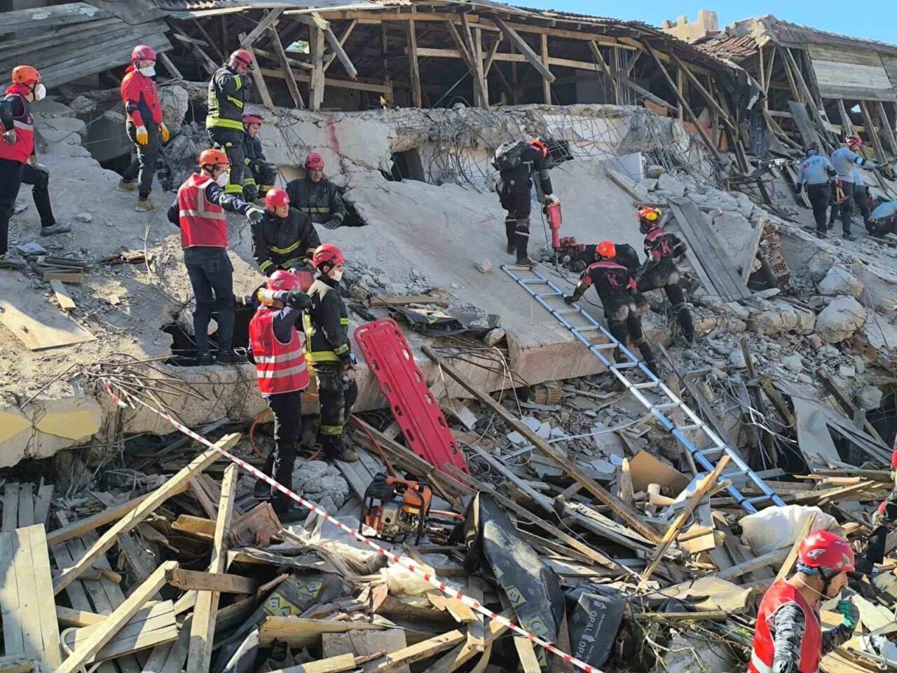 Antalya'nın Gazipaşa ilçesinde, yıkılan Beyrebucak İlk ve Ortaokulu'nun enkazında 90