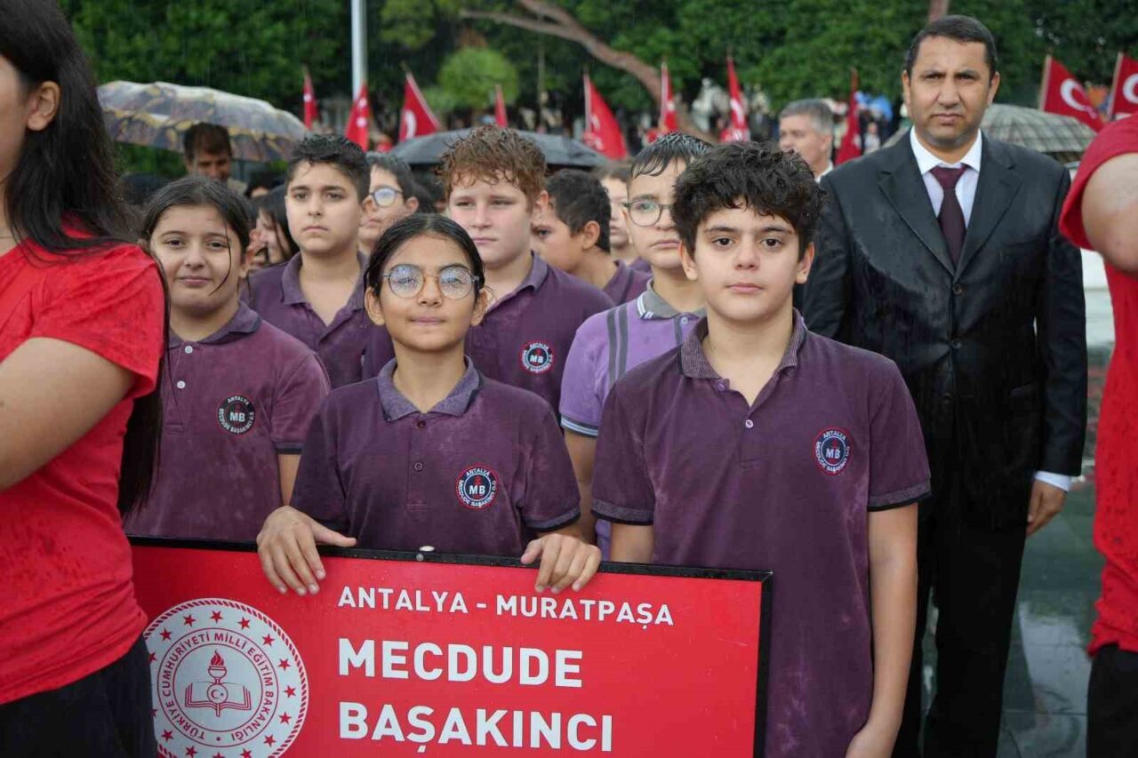 Antalya'da 29 Ekim Cumhuriyet Bayramı kutlamaları, Cumhuriyet Meydanı'nda yağmur altında