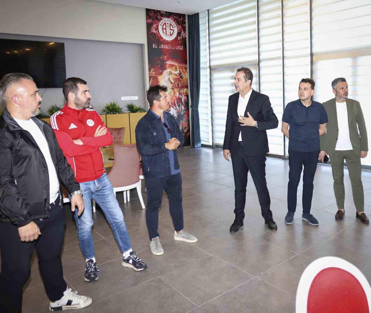 Antalyaspor, Emre Belözoğlu ile yollarını karşılıklı olarak ayırdığını duyurdu
