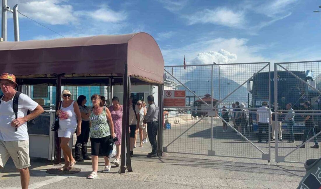 Alanya limanına demir atan 'Marella Discovery 2' lüks kruvaziyeri, 1.788