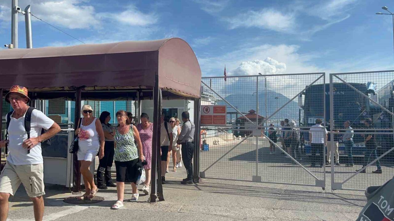 Alanya limanına demir atan 'Marella Discovery 2' lüks kruvaziyeri, 1.788