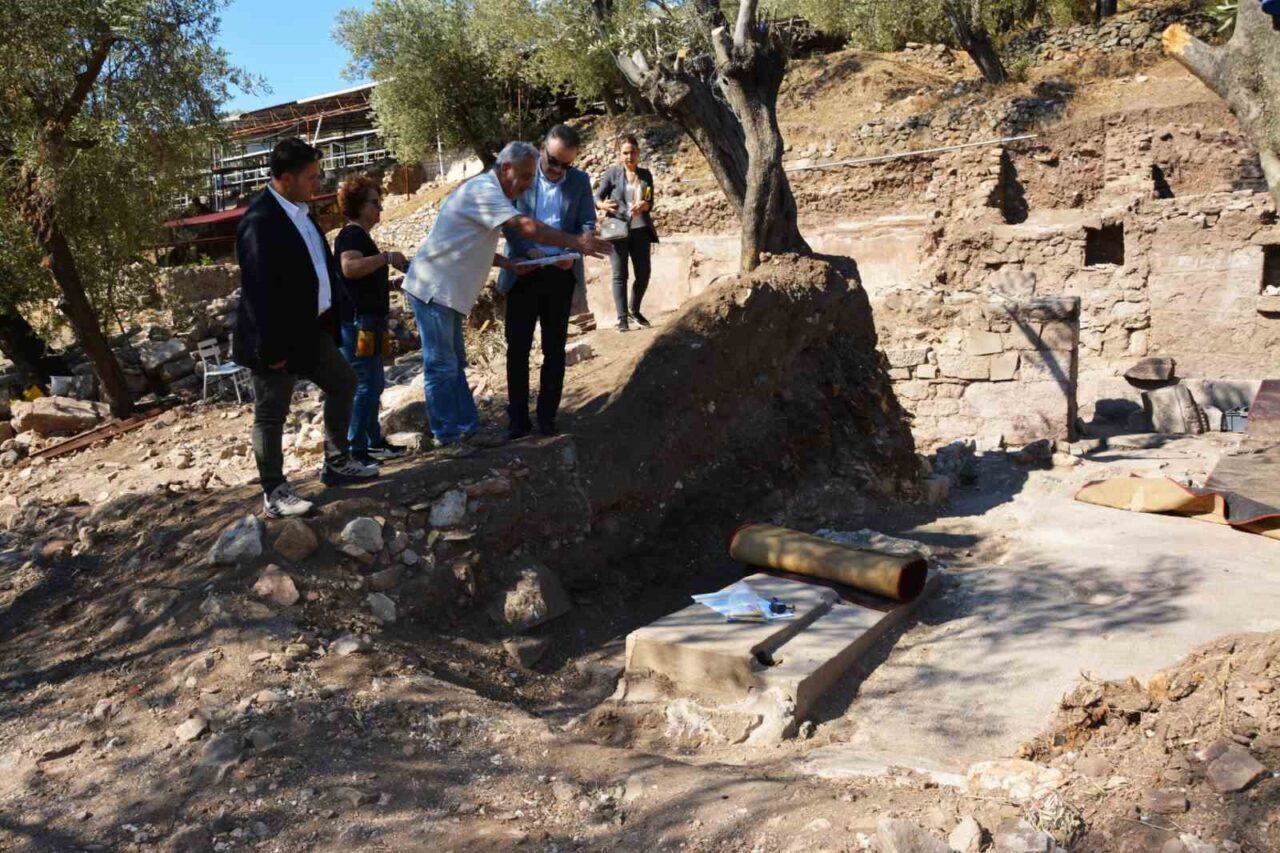 Edremit Kaymakamı Ahmet Odabaş, Antandros Antik Kenti’ndeki kazı çalışmalarını inceledi.