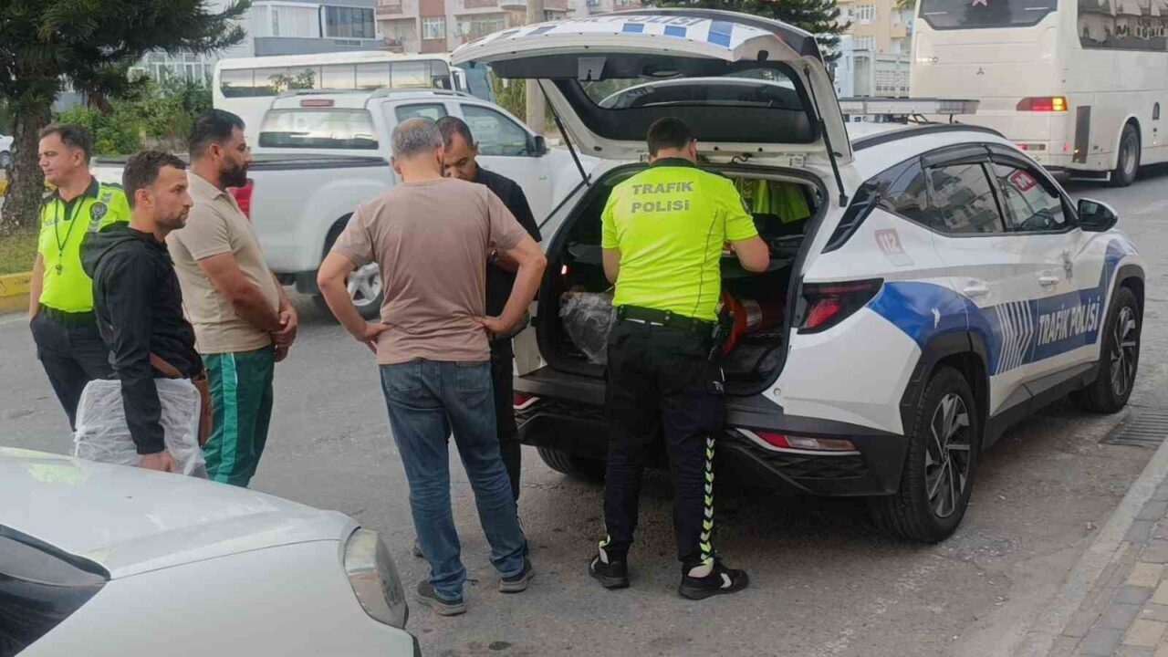Antalya'nın Manavgat ilçesinde, polis ekipleri tarafından yapılan kontrollerde ehliyetsiz moto