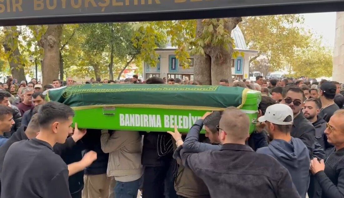 Bandırma’nın Sanayispor Kalecisi Oğuzhan Kamacı, Antrenman Sırasında Kalp Krizi Geçirerek Hayatını Kaybetti Balıkesir'in Bandırma ilçesinde, Sanayispor kalecisi Oğuzhan Kamacı (28), antrenman sırasında